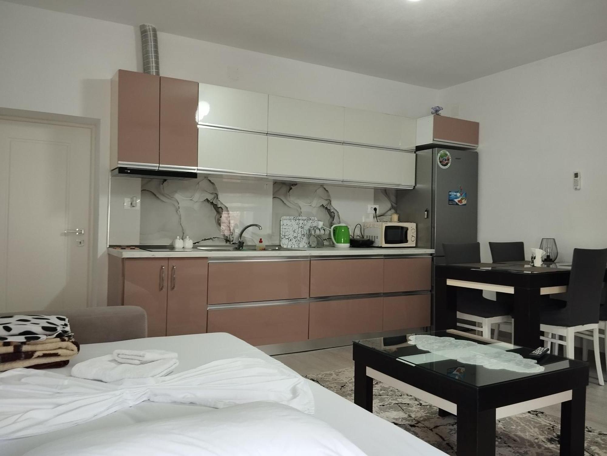 Erteo Guest House Pogradec Esterno foto